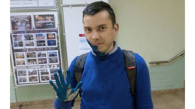 Неизвестный облил зеленкой главу штаба Навального в Петербурге