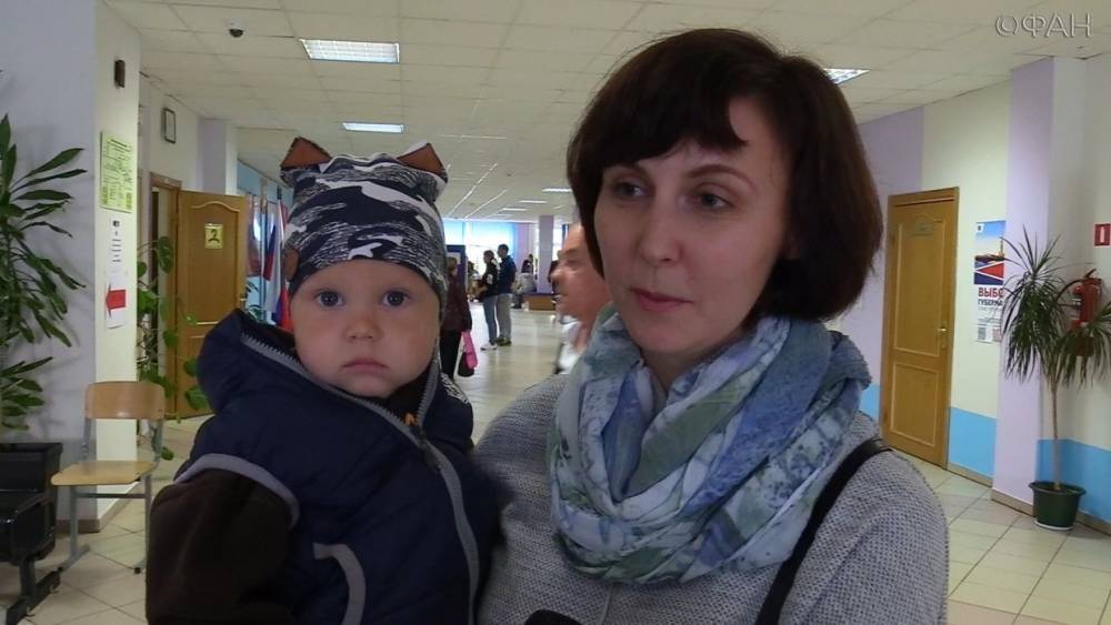 В Петербурге многодетная мать пришла на выборы всей семьей.