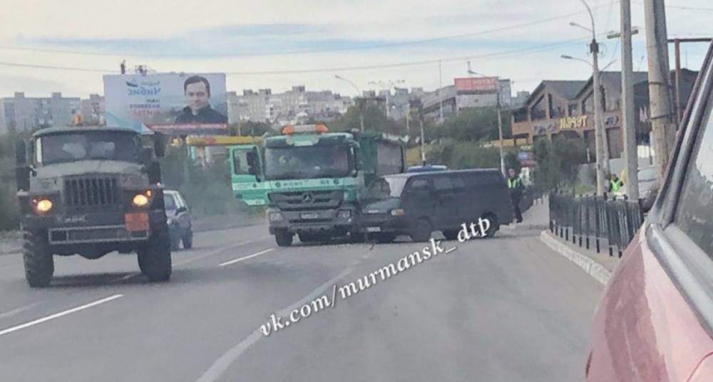 В Мурманске произошло ДТП с участием микроавтобуса и самосвала