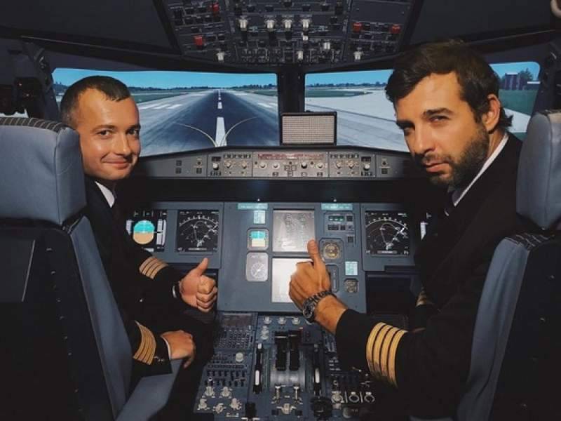 Пилот Дамир Юсупов показал Ивану Урганту, как управлять самолетом