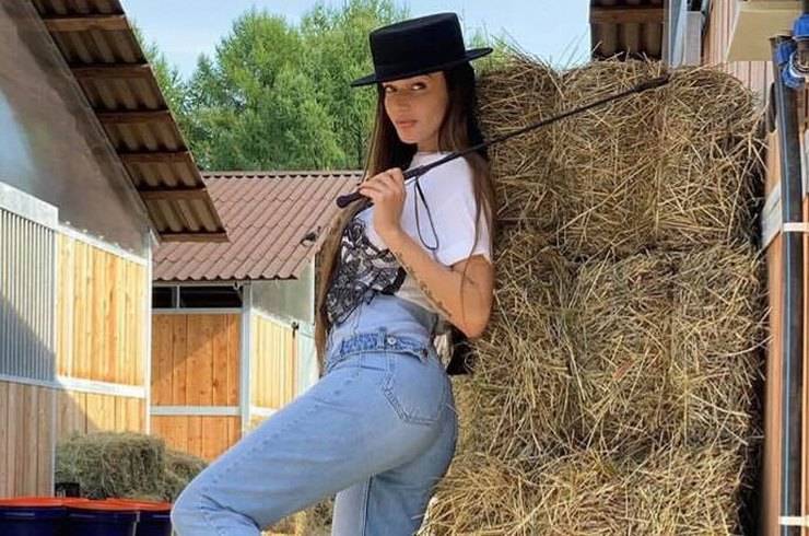 Алена Водонаева в образе наездницы показала «чертовски сексуальные» джинсы