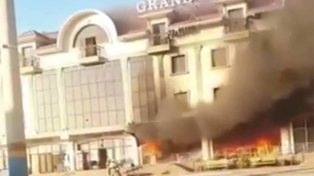 Видео: гостиница загорелась от взрыва цистерны с газом