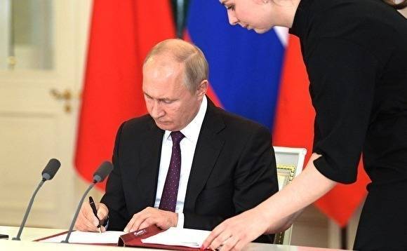«Коммерсантъ»: Путин уволил почти 30 силовиков