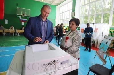 Руководство Кургана проголосовало на выборах. Потапов пришел вместе с супругой