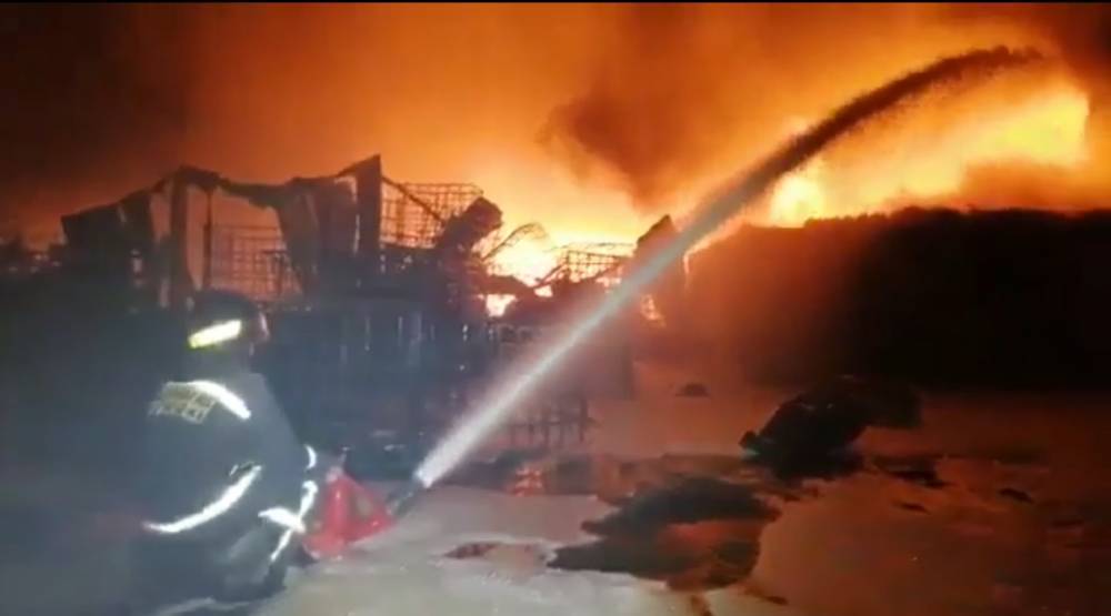 Видео: два пожарных поезда начали тушить пожар на складе ГСМ