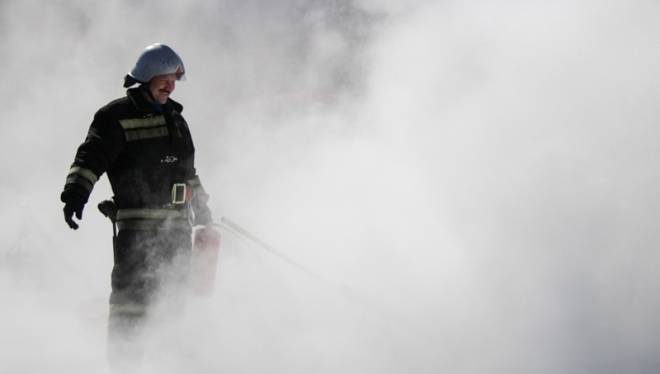 Пожарные эвакуировали 20 человек из пылающего дома в Сочи