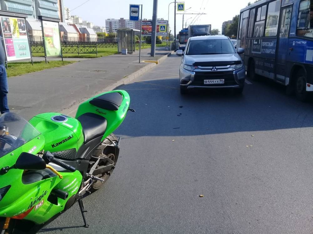 На Большевиков водитель Mitsubishi и мотоциклист не поделили дорогу и столкнулись