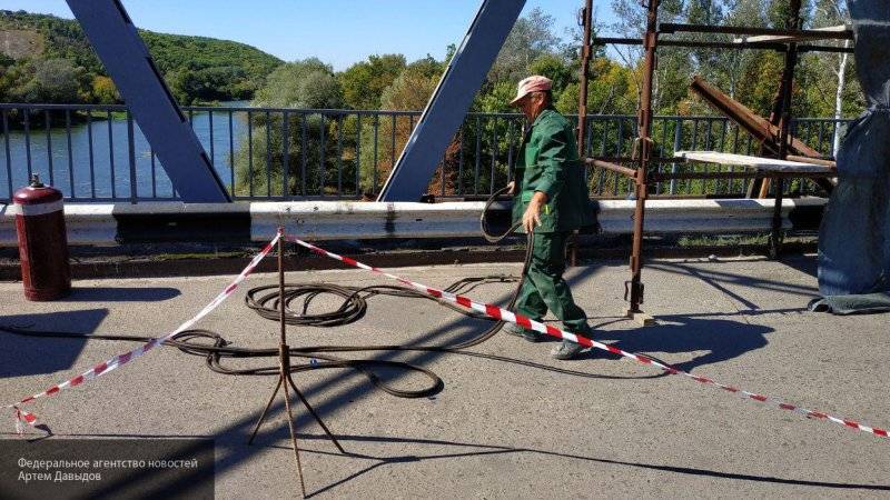 Строители начали ремонтировать Станично-Луганский мост в ЛНР