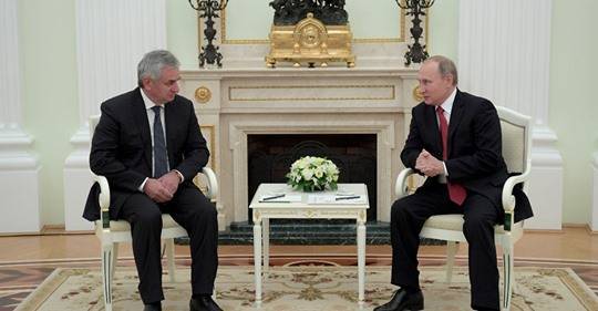 Путин поздравил Хаджимба с избранием президентом Абхазии