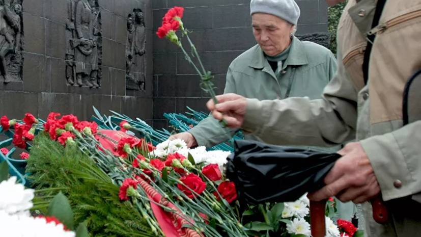 На Пискарёвском кладбище в Петербурге прошла церемония возложения цветов в память о начале блокады