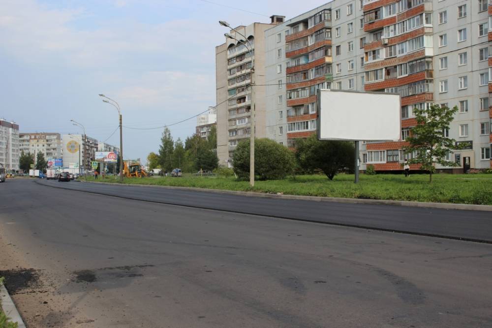В Великом Новгороде подрядчик приступил к укладке асфальта на улице Кочетова