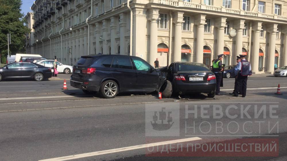 В ДТП  со смятыми иномарками на Благодатной в Петербурге серьезно пострадал человек