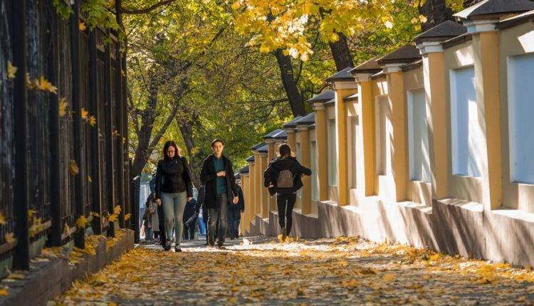 Климатолог пообещал москвичам теплую осень и задержку зимы