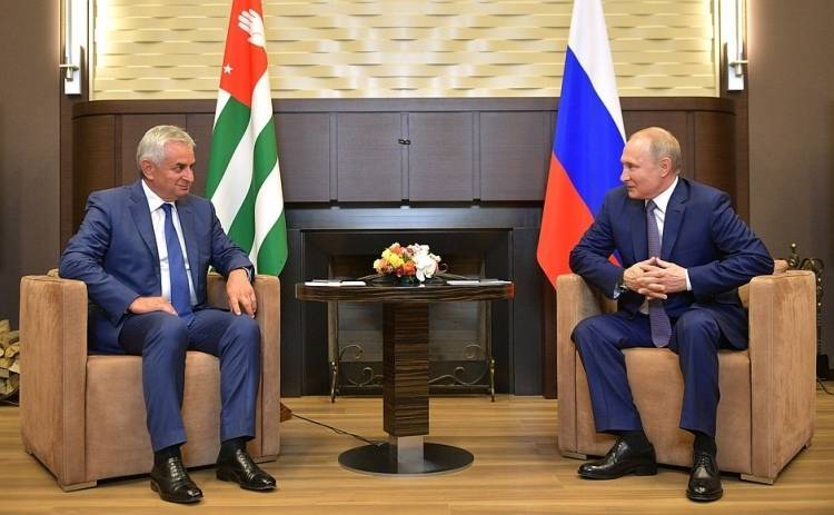 Путин поздравил главу Абхазии Хаджимбу с переизбранием