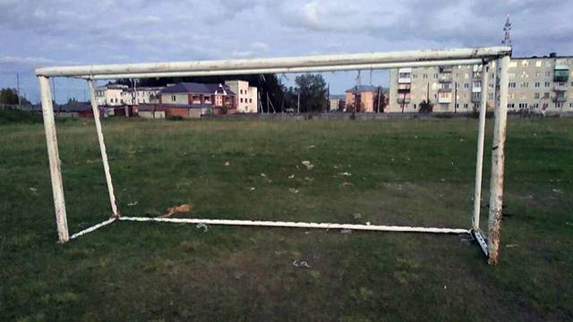 Подросток погиб после падения на него футбольных ворот на Урале