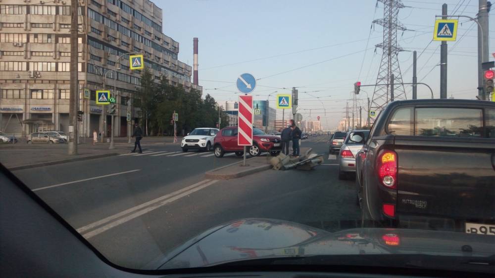 Renault снес светофор на перекрестке улиц Оптиков и Гаккелевской