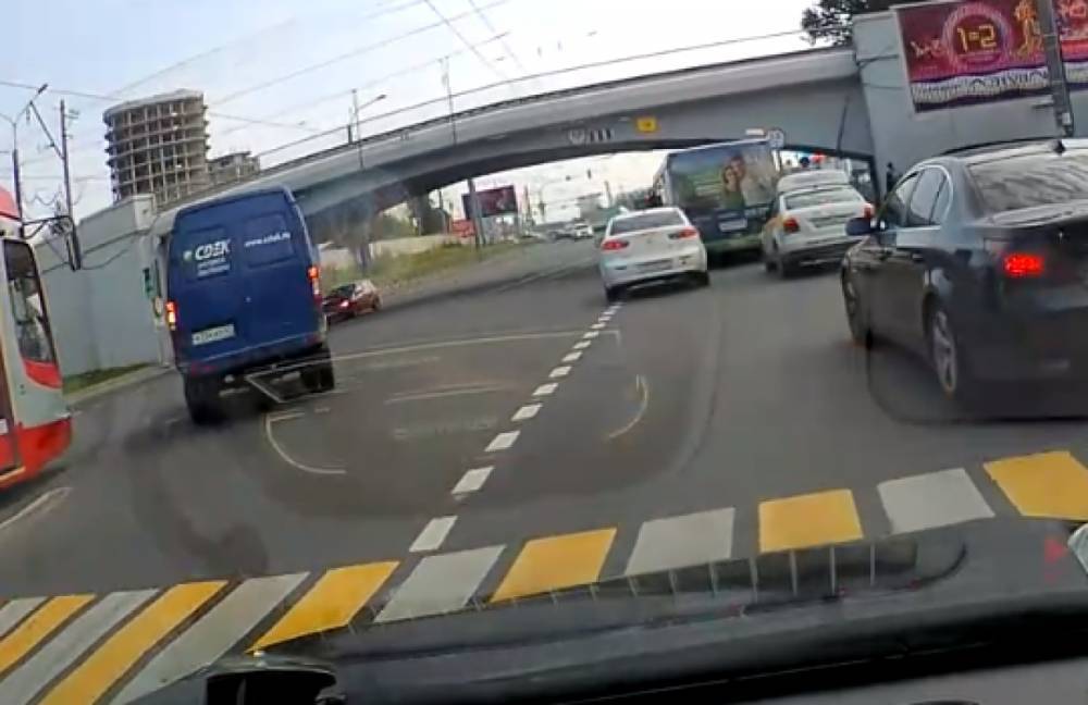 Момент столкновения ГАЗели и трамвая на Малой Охте попал на видео