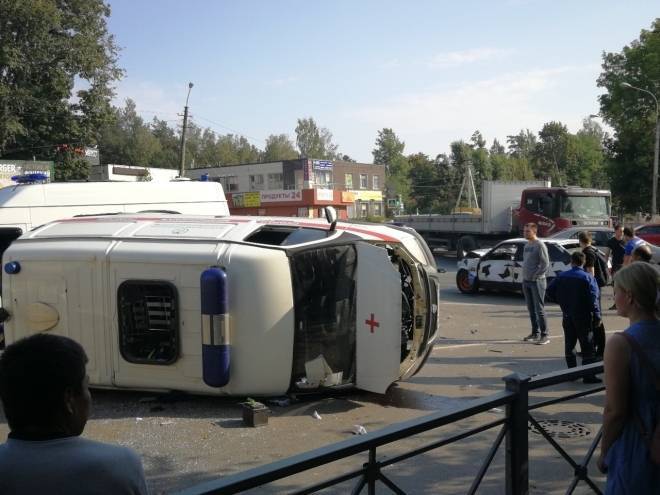Минимум 5 человек пострадали в ДТП со скорой под Петербургом