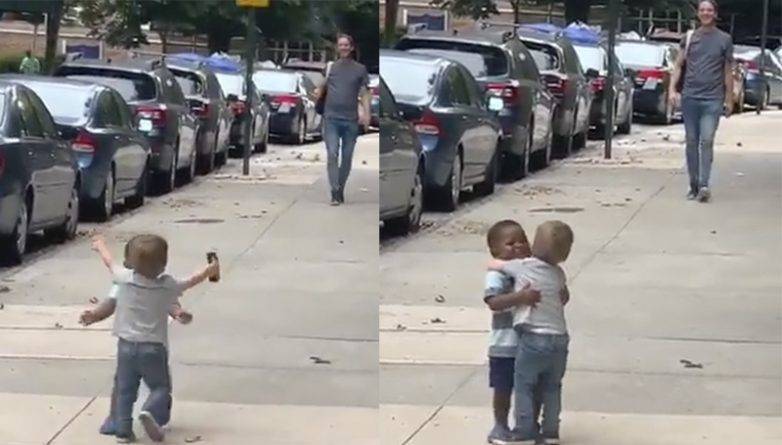 Видео двух малышей, радостно бегущих друг к другу навстречу, просто очаровательно
