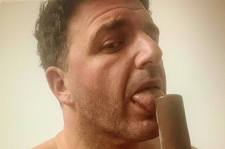 Максим Виторган с голым торсом сексуально облизал мороженое