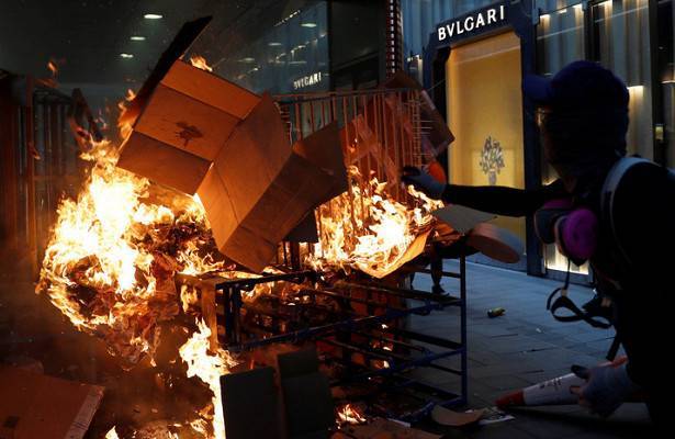 Протестующие в Гонконге устроили поджог на станции метро
