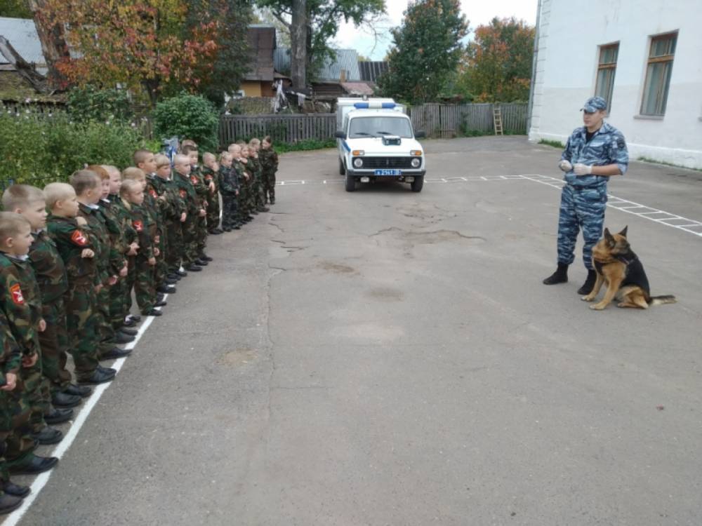 В Великом Устюге полицейские провели с кадетами «Урок мужества»