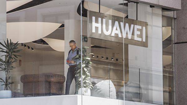 Huawei сравнила себя с самолетом с пробоинами, который продолжает полет