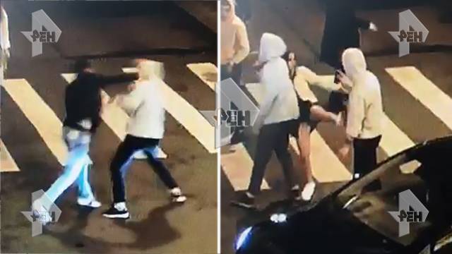 Видео: толпа мужчин и девушек зверски избила парня в Петербурге