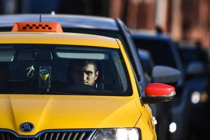 Российским таксистам захотели ужесточить условия приема на работу