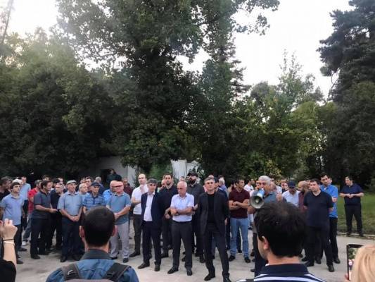 Митинг в Сухуме: оппозиция требует отменить итоги выборов главы Абхазии