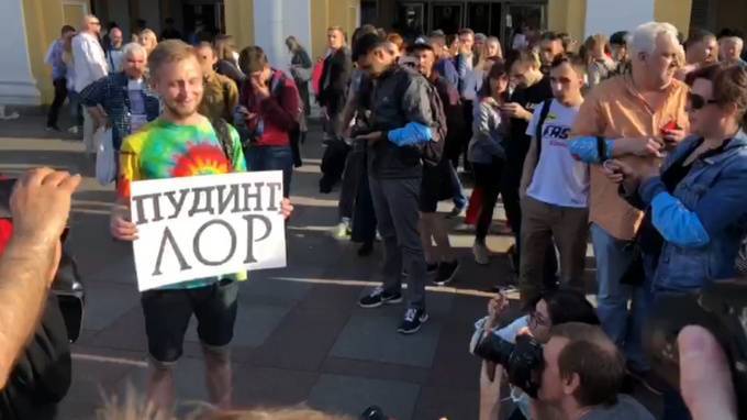 В Петербурге закрыли уголовное дело в отношении автора плаката "Пудинг ЛОР"