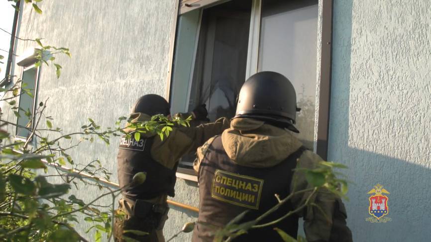 В Архангельске спецподразделение «Гром» взяло штурмом наркопритон