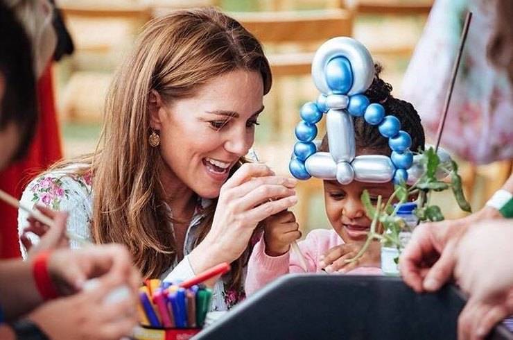 Кейт Миддлтон в изящном платье с цветочным узором открыла игровой сад для детей