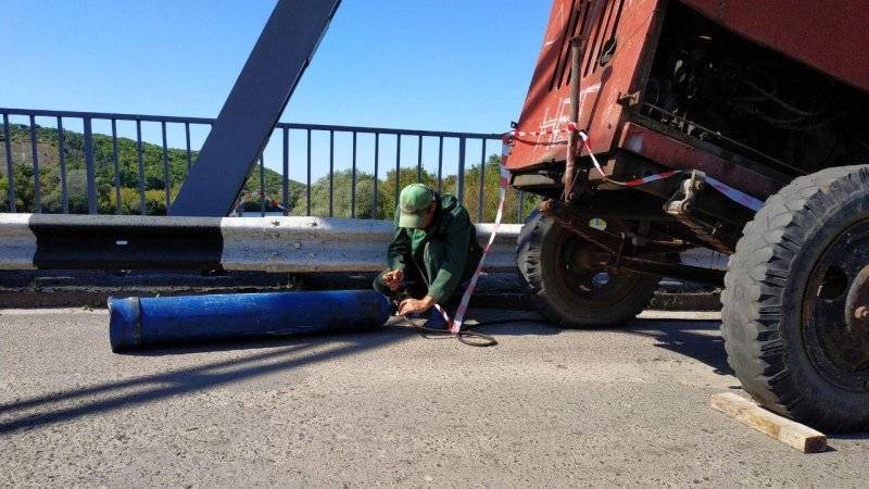 Строители ремонтируют Станично-Луганский мост в ЛНР