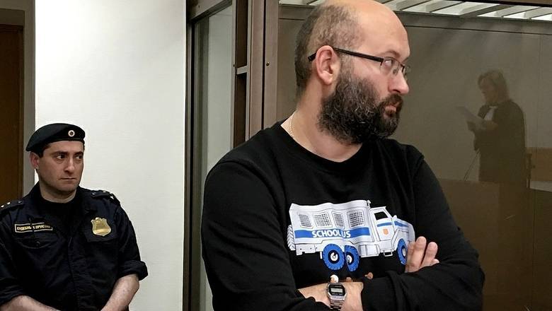 В Москве задержали журналиста Азара и участницу Pussy Riot Алехину