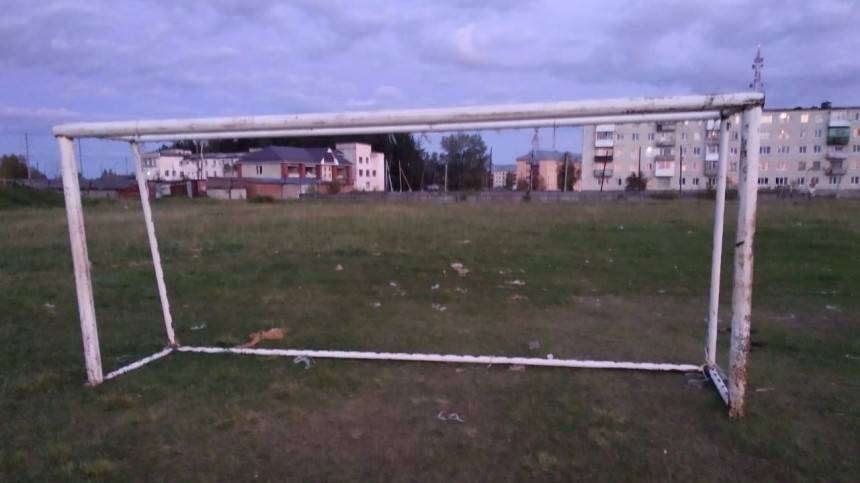 На Урале подросток погиб после падения на него футбольных ворот