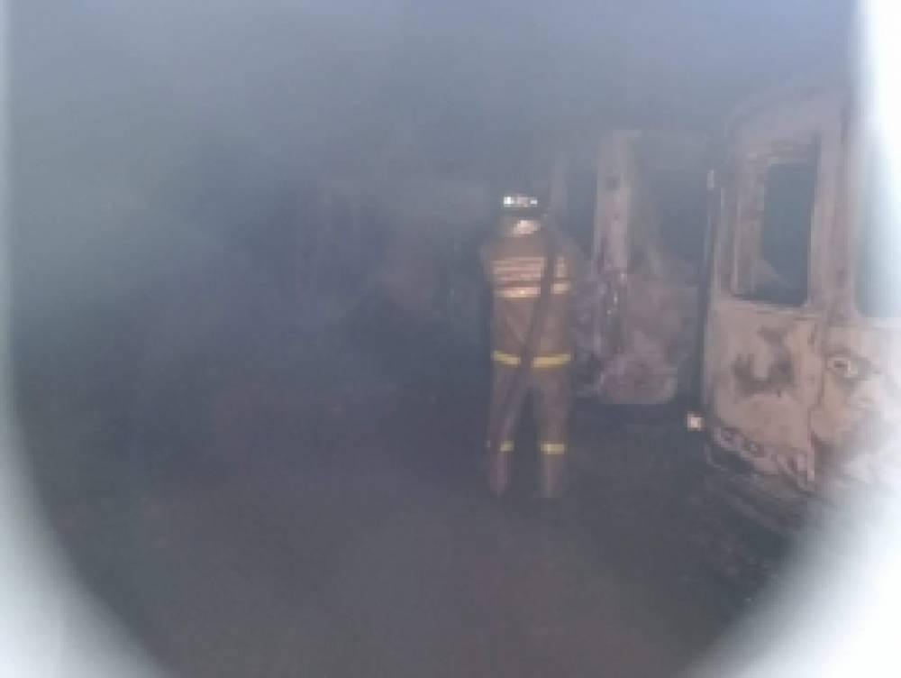 Девять спасателей за час потушили горящие автомобили в Кингисеппе