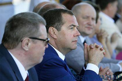 Медведев высказался о короткой рабочей неделе
