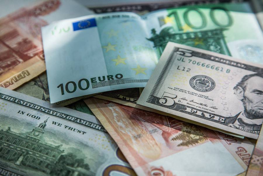 Курс евро впервые с начала августа упал ниже 72 рублей