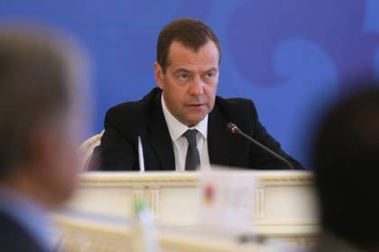 Медведев призвал привлекать пенсионеров к работе