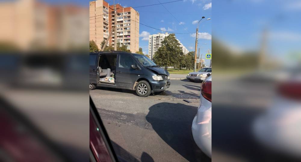 Две иномарки столкнулись на пересечении Богатырского проспекта и Байконурской улицы