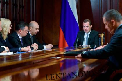Медведев пояснил невозможность «просто так» раздать деньги бедным