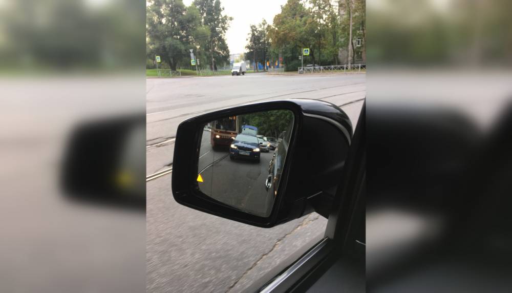 Skoda подрезала трамвай и спровоцировала пробку на улице Карбышева