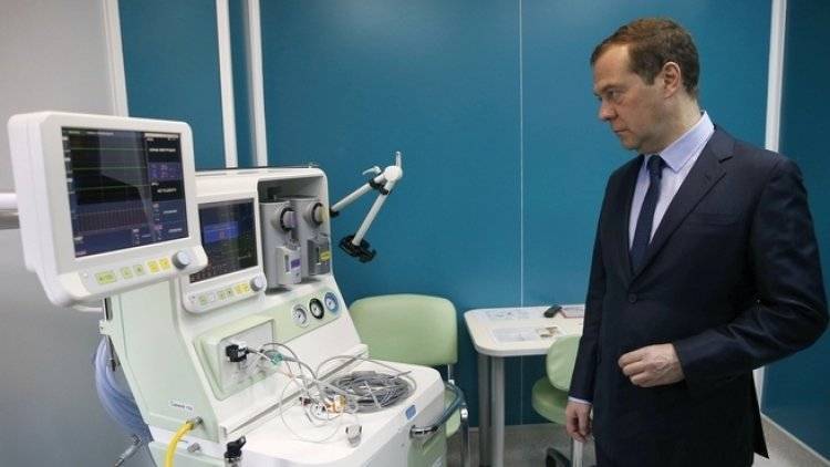 Медведев заявил о необходимости привести в порядок поликлиники и больницы в селах