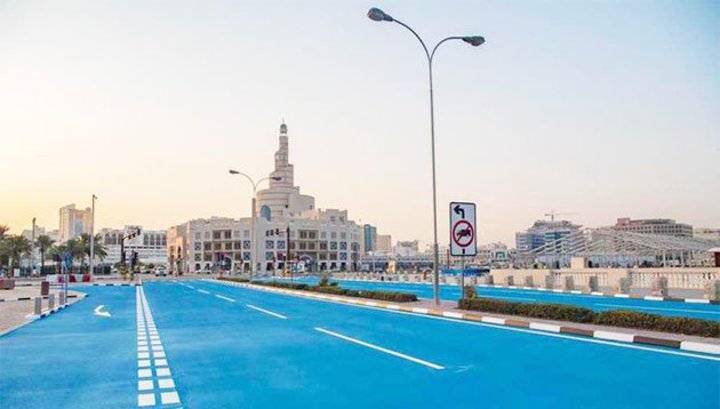 В столице Катара дорогу перекрасили в голубой, чтобы спастись от жары