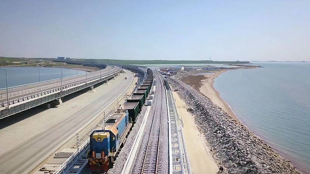 На Крымском мосту начали устанавливать систему контроля поездов