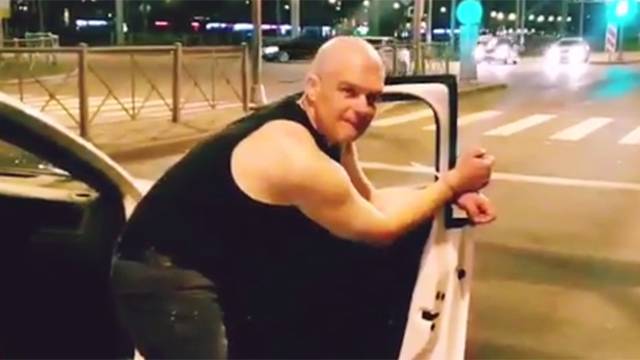 Видео: пьяного водителя привязали к машине за дебош в Петербурге