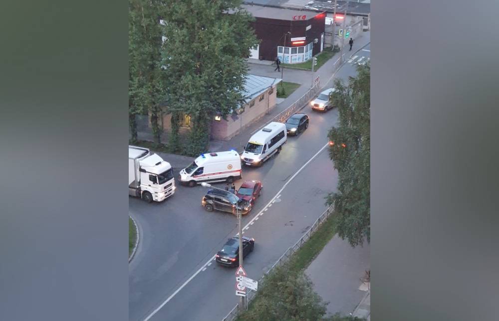 Авария с двумя авто на углу Серафимовского и Школьной сильно затруднила движение