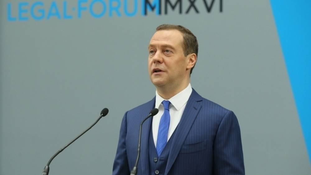 Медведев прибыл в Санкт-Петербург, где проходит Менделеевский съезд