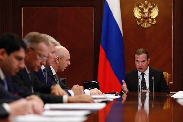 Медведев аннулировал законы времен СССР